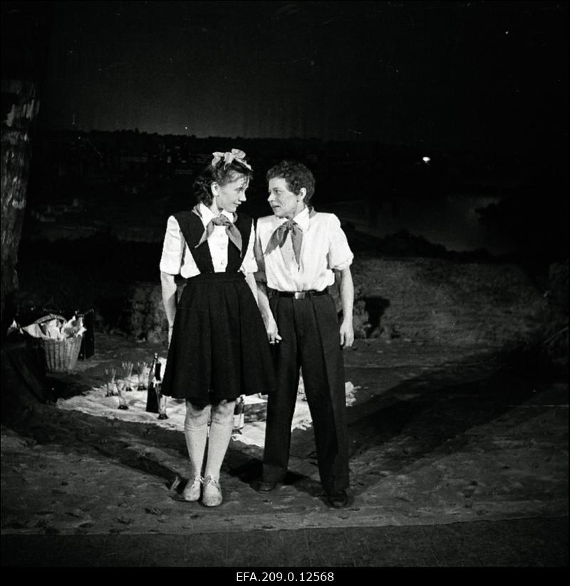 Stseen A. Simukovi näidendist Varblaste mäed. Vasakult: Ellen Liiger, Salme Reek.