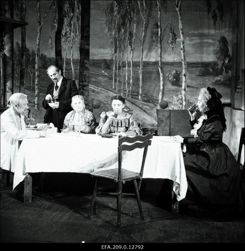 Stseen A.P. Tšehhovi näidendist Onu Vanja. Vasakult: töömees - Ants Jõgi, Astrov - Valdeko Ratassepp, Marina - Eesti NSV teeneline kunstitegelane Anna Tamm, Sofia Aleksandrovna - Ellen Liiger, Maria Voinitskaja - Linda Tubin.