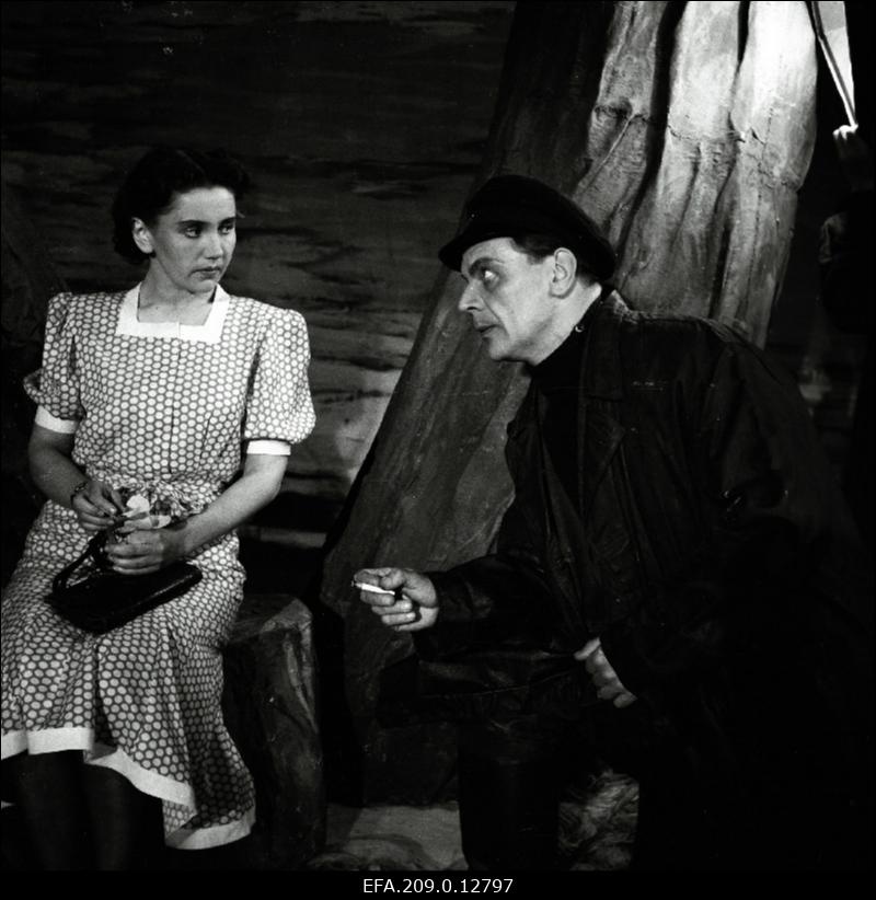 Stseen V. Sauleskolni dramatiseeringust Kaluri poeg Vilis Lacise samanimelise romaani järgi. Senta - Ellen Liiger, 2. Rudolf Nuude Oskari osas.