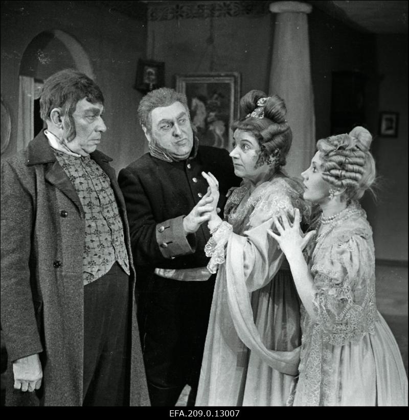 Stseen N. Gogili komöödiast Revident (Ants Lauteri lavastus). 1. Ossip - Hugo Laur, 2. Arno Suurorg, 3. Lisl Lindau, 4. Ellen Liiger.