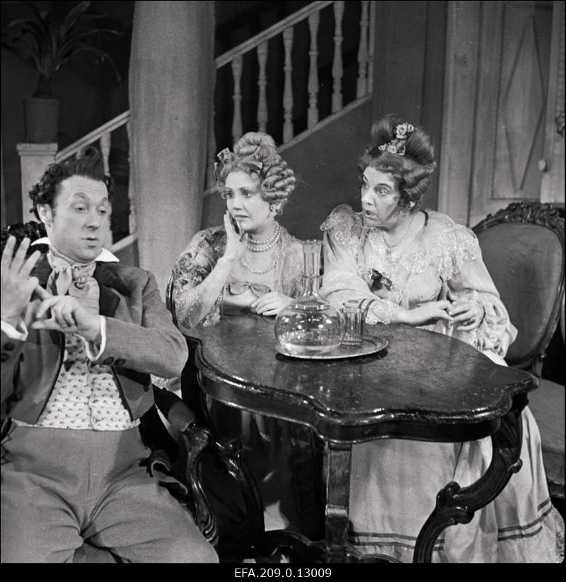 Stseen N. Gogoli komöödiast Revident (Ants Lauteri lavastus). 1. Ivan Aleksandrovitš Hlestakov - Ants Eskola, 2. Marja Antonovna - Ellen Liiger, 3. Anna Andrejevna - Lisl Lindau.