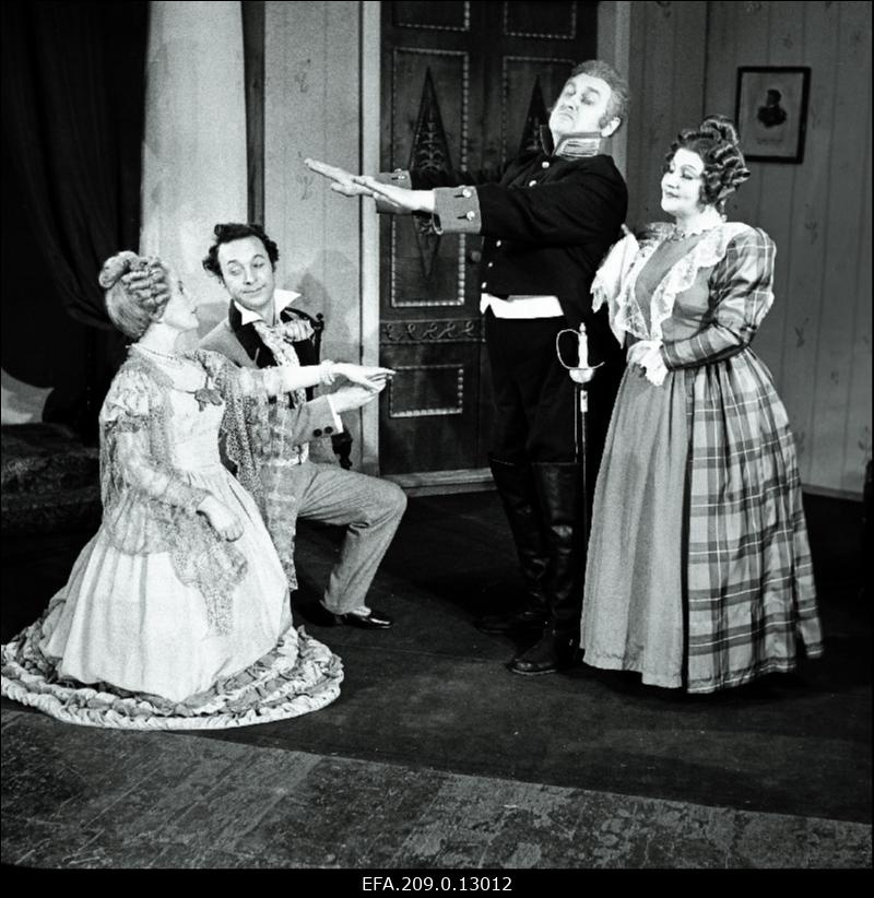 Stseen N. Gogoli komöödiast Revident (Ants Lauteri lavastus). Vasakult: Marja Antonovna - Ellen Liiger, 2. Ivan Aleksandrovitš Hlestakov - Ants Eskola, Anton Antonovitš Svoznik-Dmuhhanovski - Eesti NSV teeneline kunstnik Arno Suurorg.