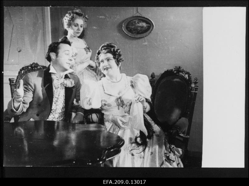 Stseen N. Gogoli näidendist Revident  (Ants Lauteri lavastus). Vasakult: Ivan Aleksandrovitš Hlestakov - Ants Eskola, Marja Antonovna - Ellen Liiger.