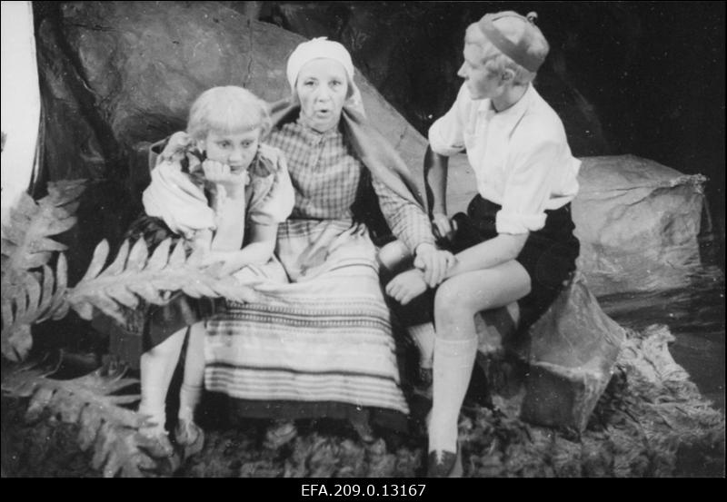 Stseen lastenäidendist Reinuvader Rebane. Vasakult 1. Ellen Liiger, 2. Linda Tubin.