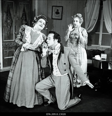 Stseen N. Gogoli näidendist Revident  (Ants Lauteri lavastus). Paremalt: Marja Antonovna - Ellen Liiger, Ivan Aleksandrovitš Hlestakov - Ants Eskola.  similar photo