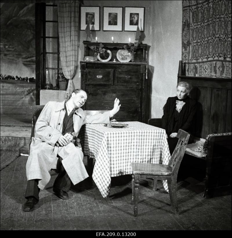 Stseen A. Jakobsoni näidendist Öö ja päeva piiril. Vasakult Hermann, võimlemisõpetaja - Rudolf Nuude, Anna Olsen - Linda Tubin.