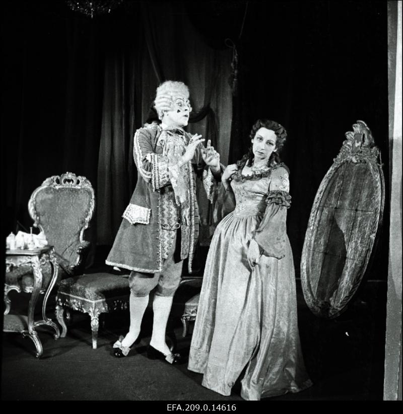 Stseen C. Goldoni komöödiast Rohelise neeme isand. Linda Tubin (paremal).