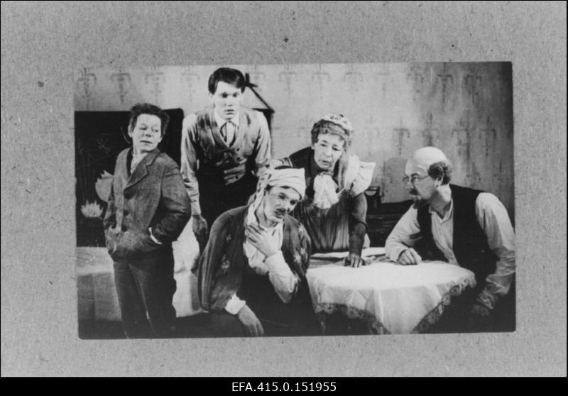 Stseen O. Lutsu jutustuse "Suvi" samanimelisest dramatiseeringust V. Kingissepa nim. TRA Draamateatris. Vasakult 1. Salme Reek, 3.Ervin Abel, 4. Linda Tubin, 5. Olev Eskola.