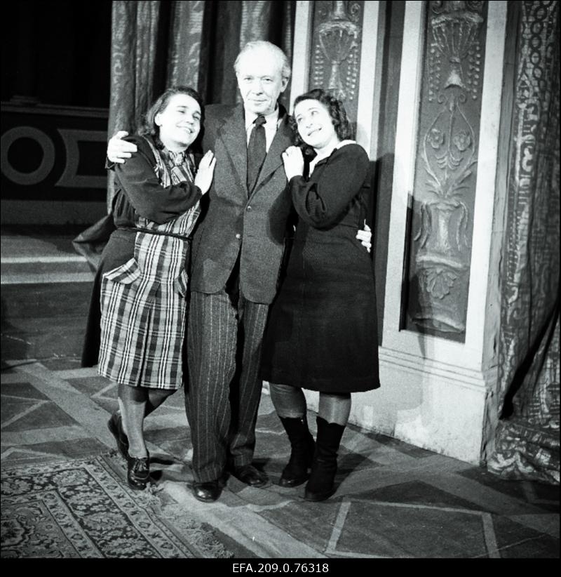 V.Kingissepa nim. Tallinna Riikliku Draamateatri näitlejad Hugo Laur (keskel), Laine Mesikäpp (vasakul) ja Linda Tubin (paremal).