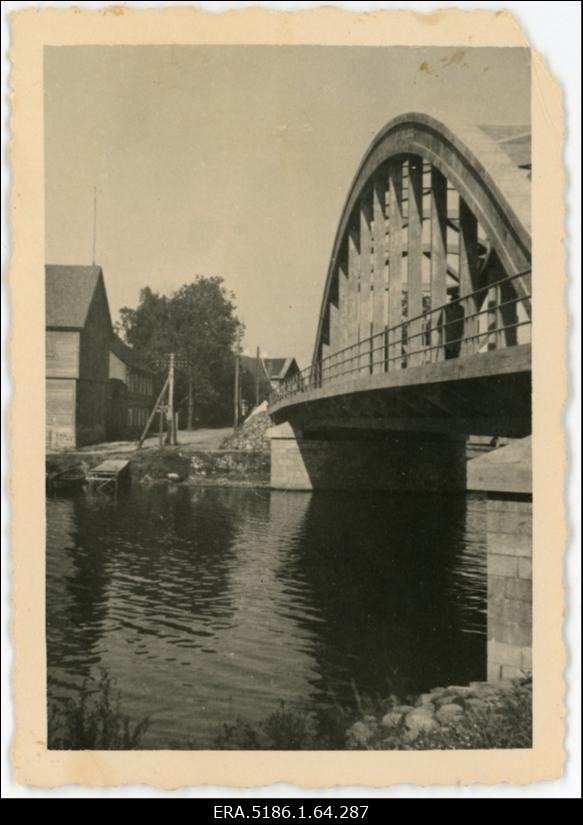 Vaade kaarsillale ja linnatänavale