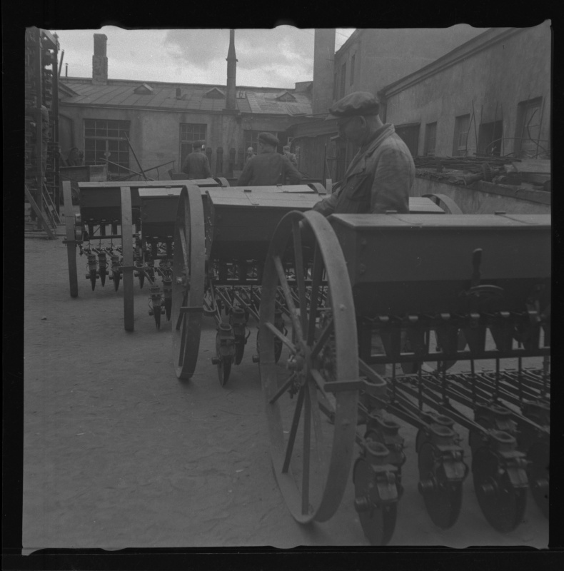 Töölised külvimasinatega Tartu tehases "Võit"