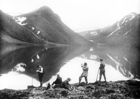 Hópur af monnum to eningarch as fjallavatn, 1910-1920
