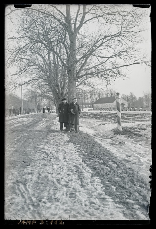 Georg Mets ja Harry Erik Torgreen. Täisfiguurportreed. Talvel