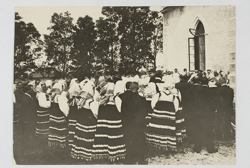 Rahvariides naised Jämaja kiriku juures