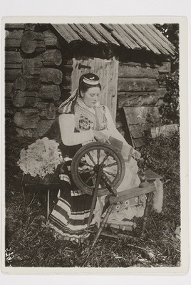 Rahvariides naine kraasib villu voki taga, Jämaja khk  duplicate photo