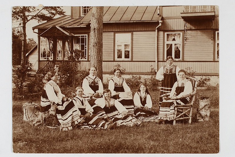 Rahvariides naisi fotograaf Bulla maja ees aias, Jämaja khk