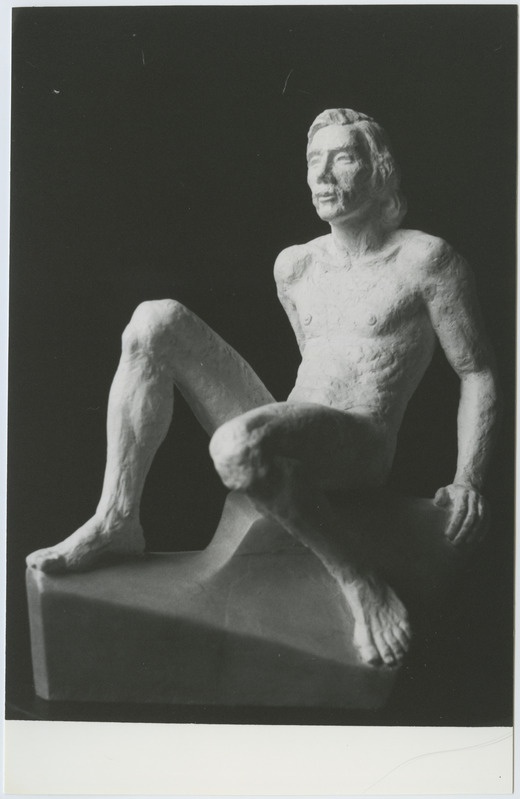 Skulptuur istuvast mehest