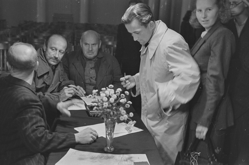 Rahu kaitsel. Allkirja annavad professor Toomingas(?), professor Eduard-Gustav Aunap ja professor Paul Ariste. 1951. a.