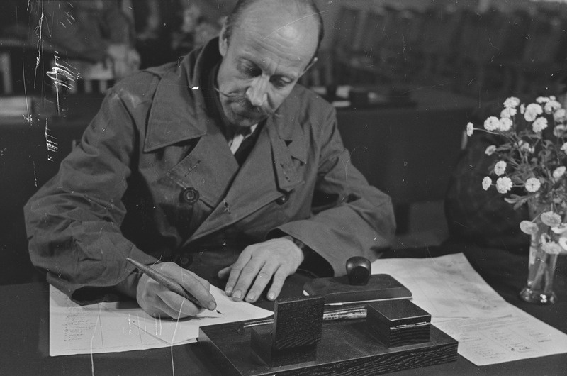 Rahu kaitsel. Allkirja annavad professor Toomingas(?), professor Eduard-Gustav Aunap ja professor Paul Ariste. 1951. a.