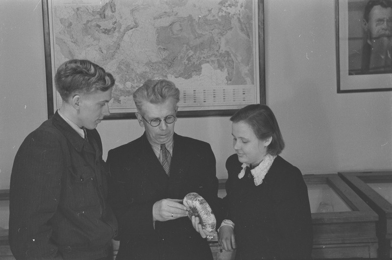 Professor Karl Orviku juhendamas geoloogia praktikumi Tartu ülikoolis 1952. a.