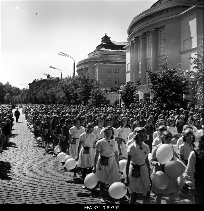 Eesti NSV 25.aastapäevale pühendatud 16.üldlaulupeo rongkäik teel Lauluväljakule.
