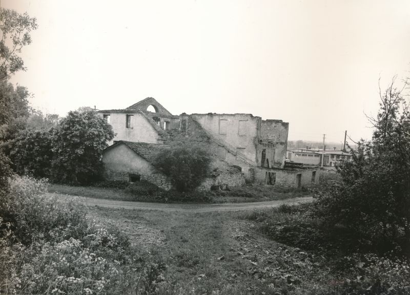 Photo. Lihula wool and flour industry ruins. Black and white. Located: Hm 7975 - Technical monuments of Haapsalu district