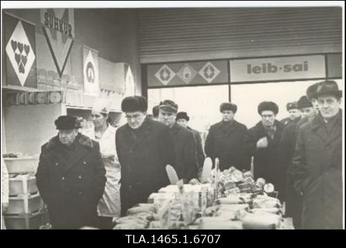 Nõukogude Liidu Kommunistliku Partei Keskkomitee Poliitbüroo liikme Juri Andropov tutvumas Tallinnas kaupluse toidukaupadeosakonnaga.