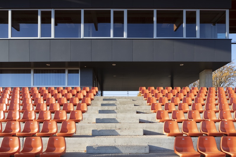 Tartu Tamme staadion; tribüün / tribüünihoone. Arhitektuuristuudio Siim & Kreis; arhitektid Andres Siim ja Kristel Ausing