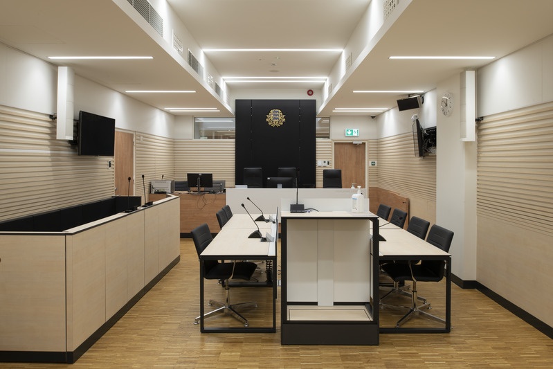 Tallinna uus kohtuhoone / Harju Maakohus. Interjöör. Arhitektuuribüroo Siim & Kreis (autorid Andres Siim ja Kristel Ausing); projekteerija Novarc Group AS (peaarhitekt Lauri Laisaar). Sisearhitektuur: Pille Lausmäe Sisearhitektuuri Büroo OÜ
