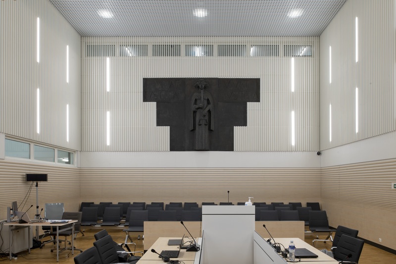 Tallinna uus kohtuhoone / Harju Maakohus. Interjöör. Arhitektuuribüroo Siim & Kreis (autorid Andres Siim ja Kristel Ausing); projekteerija Novarc Group AS (peaarhitekt Lauri Laisaar). Sisearhitektuur: Pille Lausmäe Sisearhitektuuri Büroo OÜ