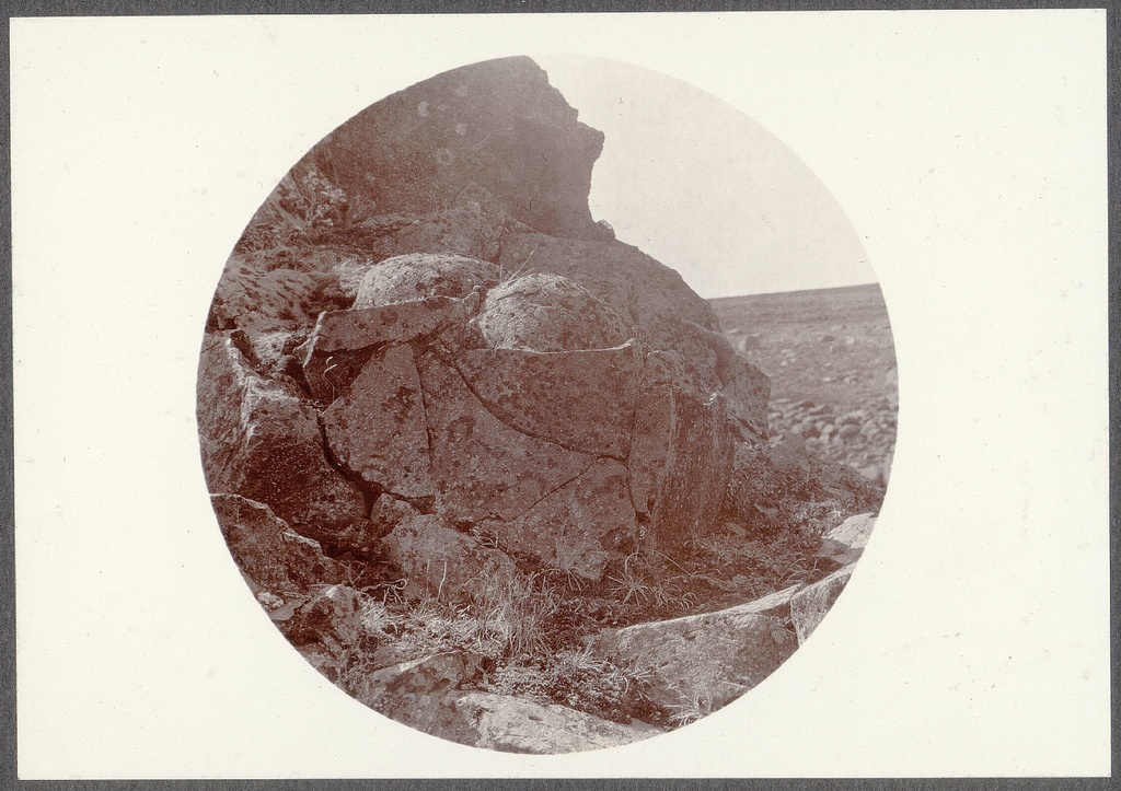 Cup and ball basalt, Jökulsá below Dettifoss.