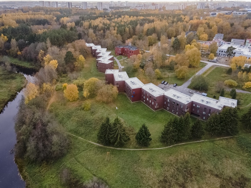Iru munitsipaalmajad. Droonifoto. Arhitektuuristuudio Siim & Kreis; arhitektid Andres Siim, Kristel Ausing ja Jan Skolimowski