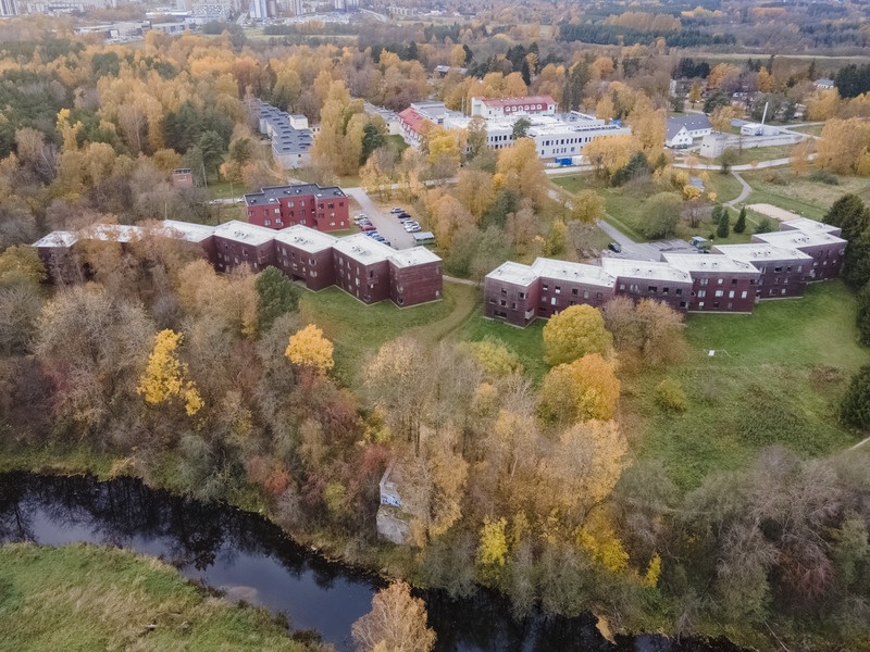 Iru munitsipaalmajad. Droonifoto. Arhitektuuristuudio Siim & Kreis; arhitektid Andres Siim, Kristel Ausing ja Jan Skolimowski