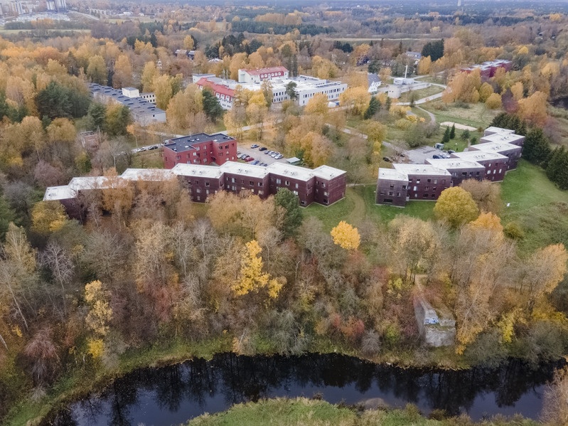 Iru munitsipaalmajad. Droonifoto. Arhitektuuristuudio Siim & Kreis; arhitektid Andres Siim, Kristel Ausing ja Jan Skolimowski