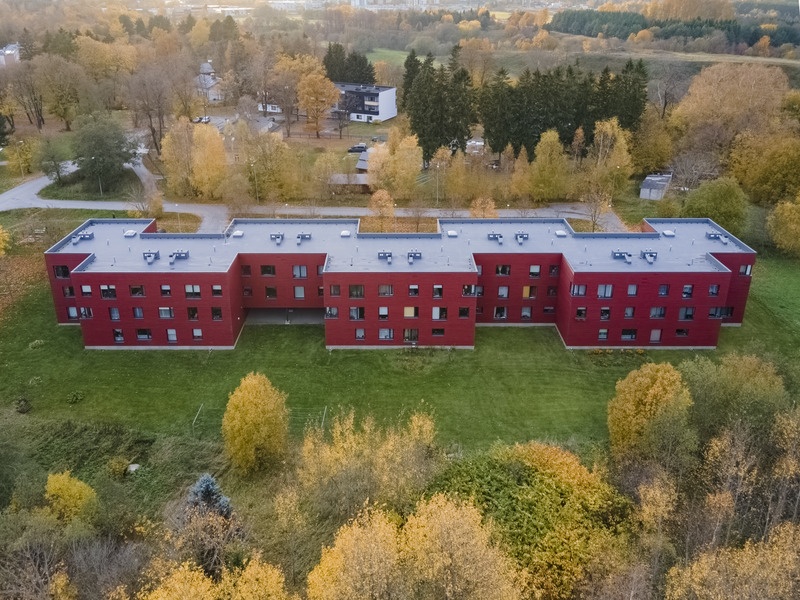 Iru munitsipaalmajad. Droonifoto. Arhitektuuristuudio Siim & Kreis; arhitektid Andres Siim, Kristel Ausing ja Jan Skolimowski