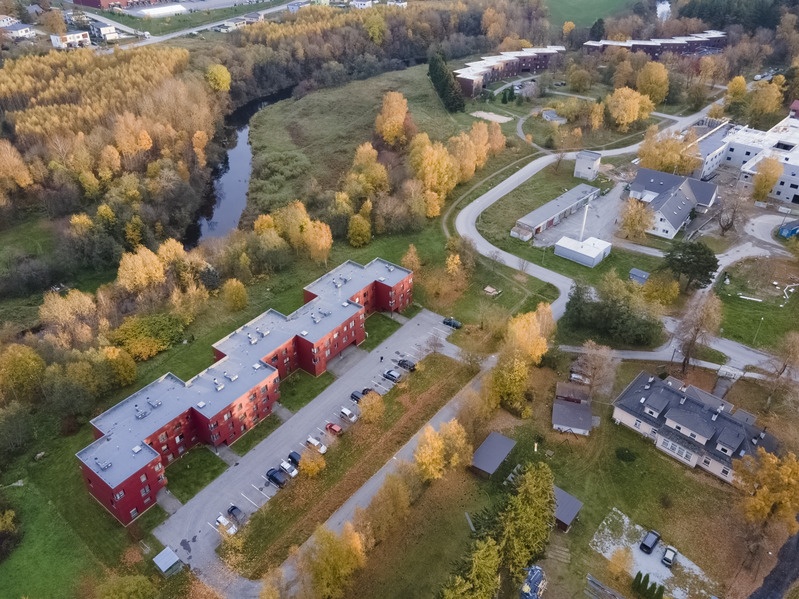 Iru munitsipaalmajad. Droonifoto. Arhitektuuristuudio Siim & Kreis; arhitektid Andres Siim, Kristel Ausing ja Jan Skolimowski