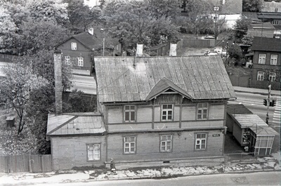 Pärnu mnt 110 lammutamisele minev hoone Tondi tn nurgal, maja küljel kioskid, vaade Pärnu mnt 123a katuselt  similar photo