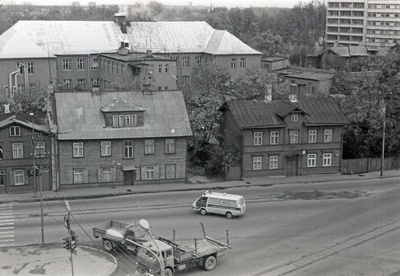 Pärnu mnt ja Tondi tn nurga lammutamisele minev hoonestus, sõiduteel kiirabiauto, vaade Pärnu mnt 123a katuselt  similar photo