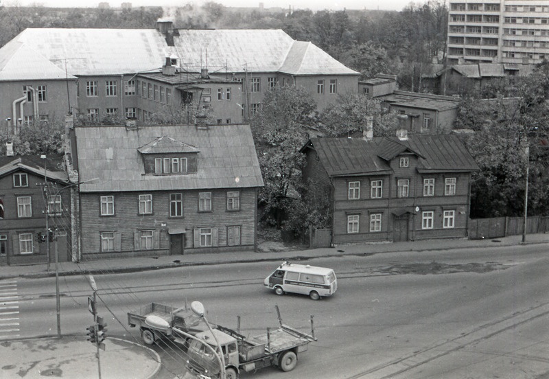 Pärnu mnt ja Tondi tn nurga lammutamisele minev hoonestus, sõiduteel kiirabiauto, vaade Pärnu mnt 123a katuselt