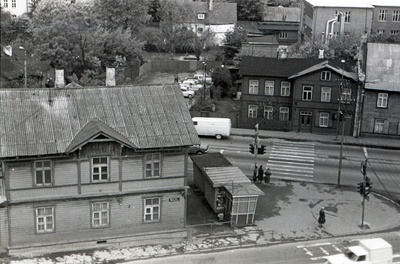 Pärnu mnt ja Tondi tn nurga lammutamisele minev hoonestus ja kioskid, vaade Pärnu mnt 123a katuselt  similar photo