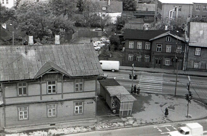 Pärnu mnt ja Tondi tn nurga lammutamisele minev hoonestus ja kioskid, vaade Pärnu mnt 123a katuselt