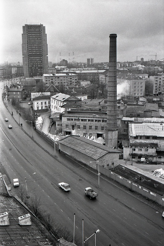 Paberivabrik ja Liivalaia tn vaadatuna Dvigateli elamu tornist, taamal Olümpia hotell