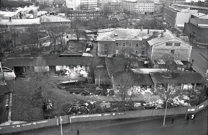 Tartu mnt ja Liivalaia nurga hoonestus, keskel endine vaesteambulatooriumi hoone