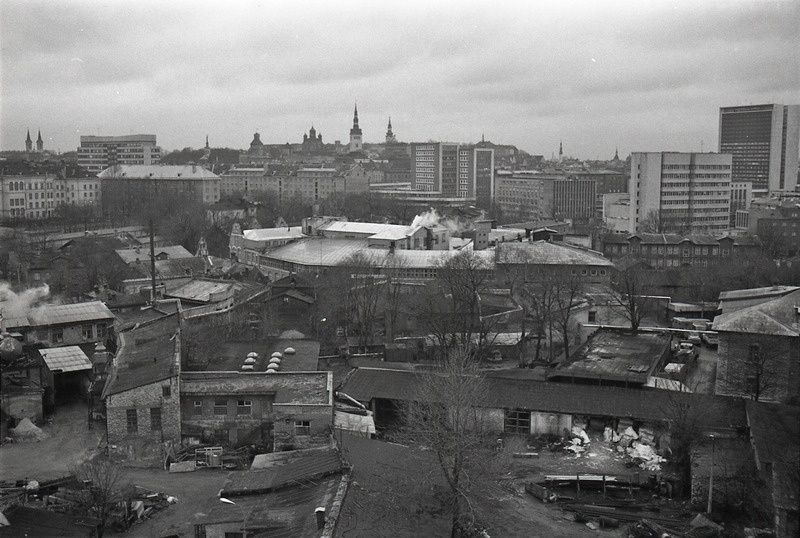 Paberivabrik ja kesklinna vaade Dvigateli elamu tornist vanalinna suunas