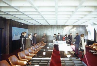 Kirovi näidiskalurikolhoos (NKK): kolhoosi koosolekute saal inimestega, laual maketid  similar photo