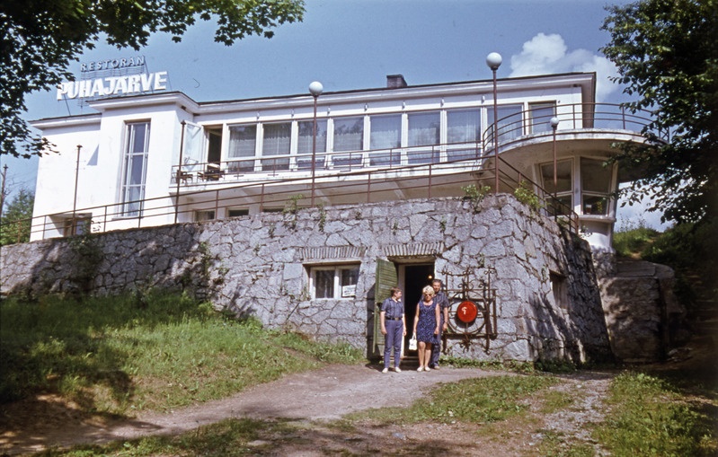 Pühajärve restoran, arhitekt Mai Roosna; maja ees inimesed