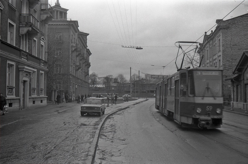 Tartu mnt kesklinna poolne ots, vasakul Dvigateli elamud ja paremal tramm