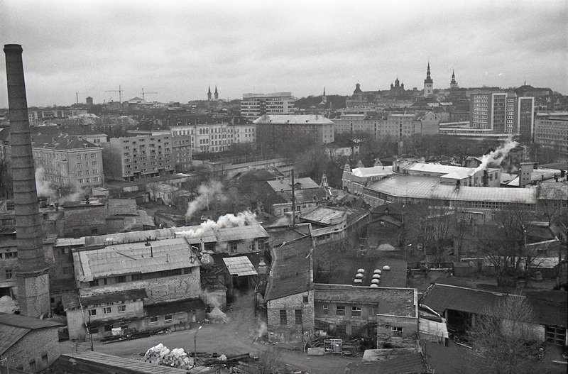 Paberivabrik ja kesklinna vaade Dvigateli elamu tornist Tõnismäe ja vanalinna suunas