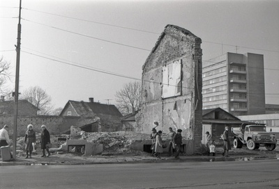 Pärnu mnt 106 lammutatud hoone tulemüür; veoauto ja inimesed tänaval, taamal Magdaleena haigla  similar photo