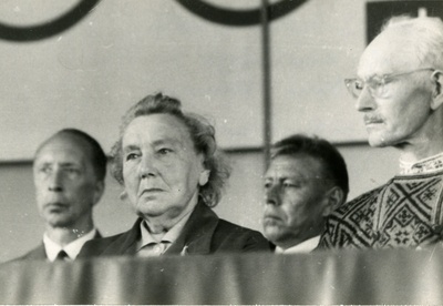 SÜG-i esimene vilistlaste kokkutulek 1968: osa presiidiumist.  similar photo